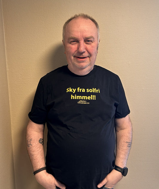 T-skjorte // Sky fra solfri himmel