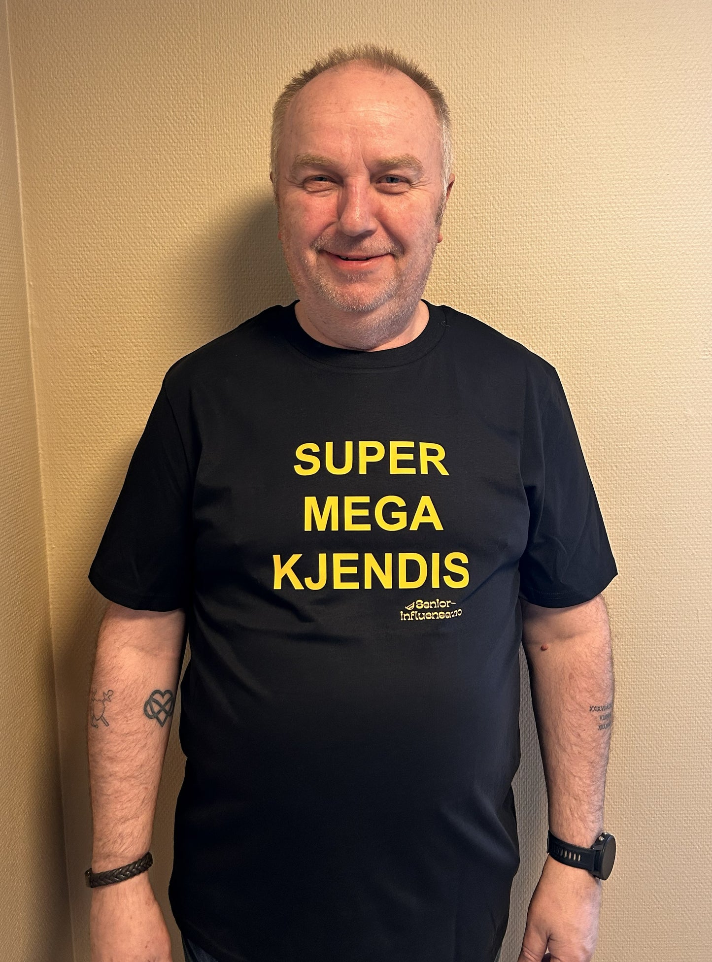 T-skjorte // SUPER MEGA KJENDIS